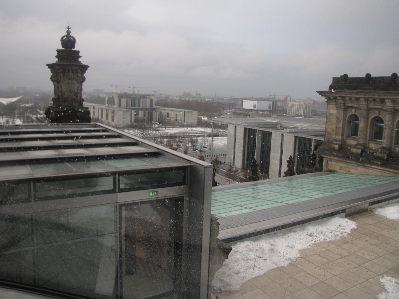 uitzicht vanuit reichstag.jpg - Uitzicht vanuit de koepel. Het gebouw in het midden is het Bundeskanzleramt.